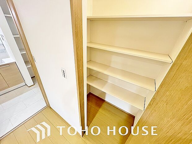 忙しい共働き世帯など、食品の買い置きや日用品のストックに大変便利なパントリー収納が備わってます。