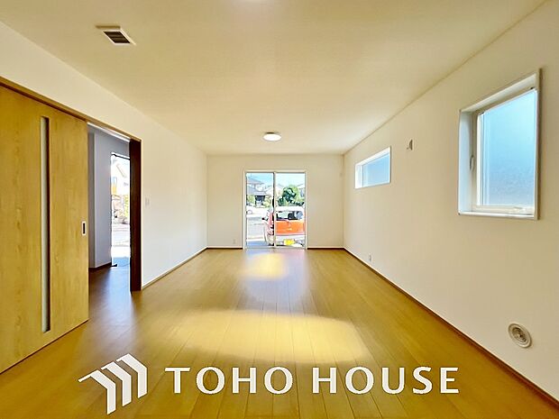 光が注がれる青い空から鮮やかに赤色にゆっくりと染まる。そんな優しい時間がここでは流れてゆく。