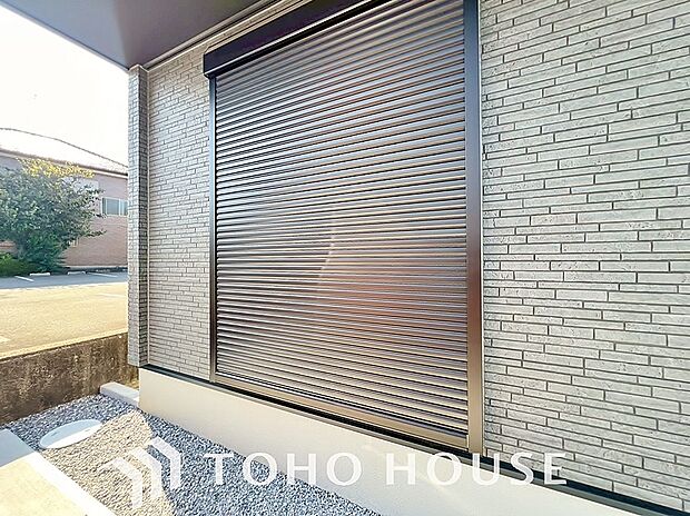 開閉時の音、膝や腰への負担、虫の入り込み、手が汚れる等々、一挙に解決する便利な電動シャッターを装備。