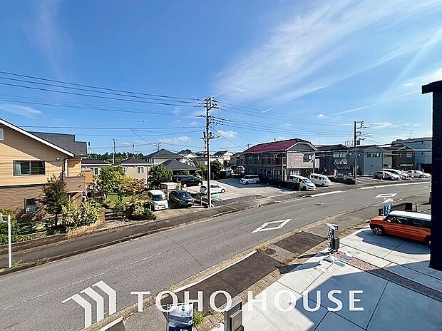 頬をなでる優しい風を感じることが出来るバルコニー。つい深呼吸をしたくなる気持ちの良い眺望です。