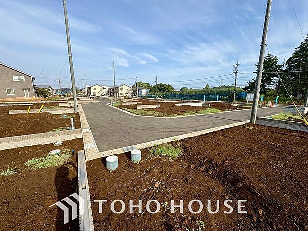 周辺環境とのコラボレーションにより明るく開放的な空間を演出しております。