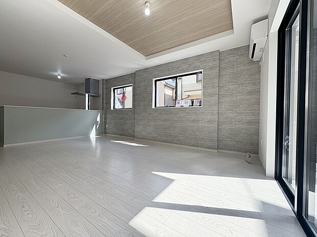 家族皆が集まる場所だからこそ、一番明るく使い勝手のいい空間に仕上げております。