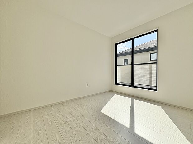 落ち着いたカラーの室内。インテリアやファブリックでお好みのテイストデザインを取り入れて頂けます。