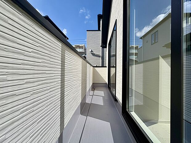 頬をなでる優しい風を感じることが出来るバルコニー。つい深呼吸をしたくなる気持ちの良い眺望です。