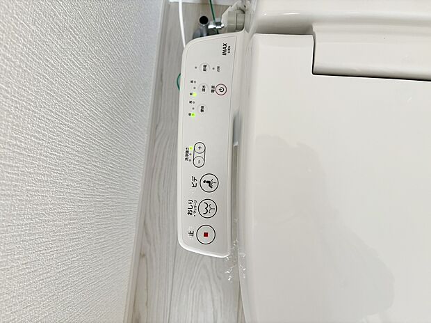 温水洗浄便座付。脱臭機能なども備え、快適な空間に。