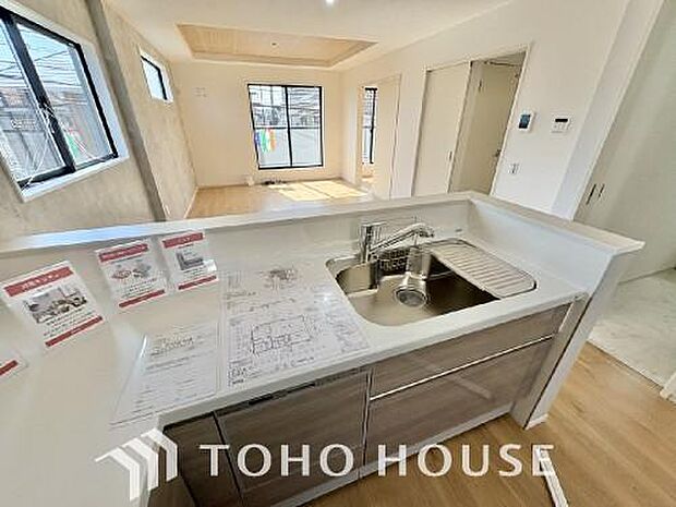 大型の冷蔵庫も配置できる広々としたキッチンスペースでお料理や家事をスムーズに進めることができます。