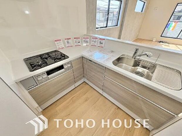 美しく使いやすいキッチン空間。優しい温もりを醸し出すキッチンは料理の為の配慮を随所に注ぎました。