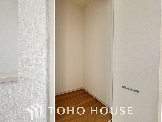 建物内部の収納にはこだわりを持ちました。共有部分に設置した収納スペースはお荷物の多い方にも安心です。