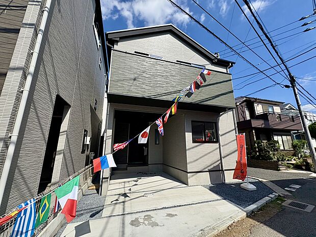 ビルトインガレージ。風雨を避けて乗り降りができます。