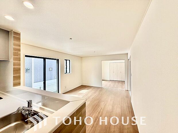 リビングも広く設け、訪れる人々を暖かく迎えてくれます。