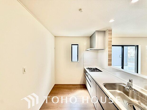 キッチンの収納は、デッドスペースになりやすい箇所を有効活用できる、スライド式収納を採用しました。