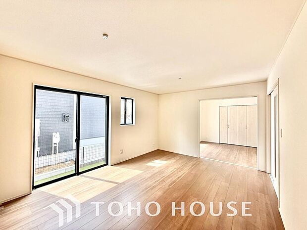 光が注がれる青い空から鮮やかに赤色にゆっくりと染まる。そんな優しい時間がここでは流れてゆく。