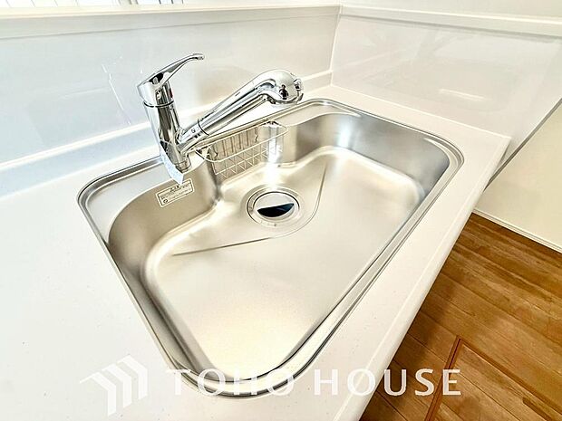 ワンタッチで浄水と原水を切り替えできる浄水器一体型水栓は水道水に含まれる有害物質を除去してくれます。