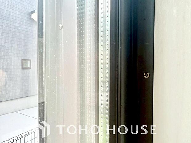 二層のガラスの間に空気層や特殊ガス層を作ることで断熱性能や結露防止効果を高めたサッシを装備してます。