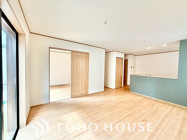 リビングも広く設け、訪れる人々を暖かく迎えてくれます。