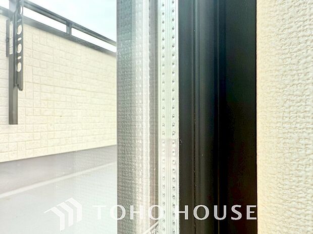 二層のガラスの間に空気層や特殊ガス層を作ることで断熱性能や結露防止効果を高めたサッシを装備してます。