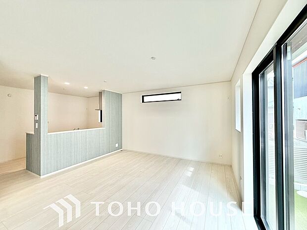 リビングも広く設け、訪れる人々を暖かく迎えてくれます。 