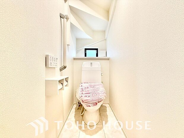 十分な広さと清潔感のあるカラーで纏まったおトイレ。時間に余裕とゆとりを持たせます。