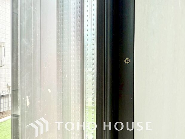 二層のガラスの間に空気層や特殊ガス層を作ることで断熱性能や結露防止効果を高めたサッシを装備してます。