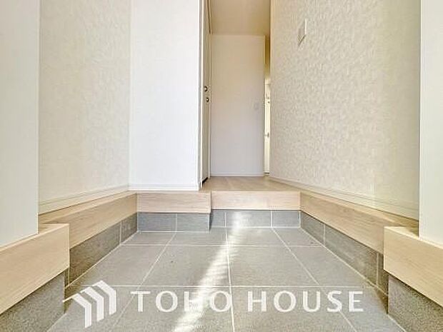 毎日みんなを見送り、そして迎え入れる場所だから。帰りたくなる家をテーマに設計した、自慢の玄関です。