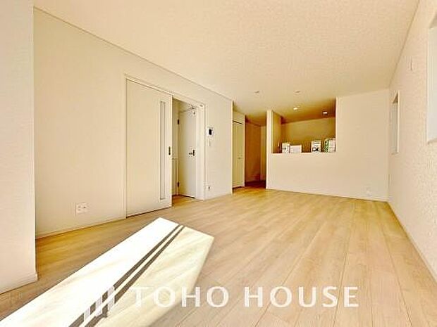 一日の中で多くの時間を過すことになるリビング。爽やかな通風と採光を存分に感じる事が出来る空間です。