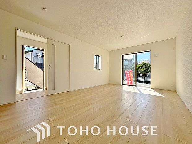 爽やかな通風と採光を存分に感じる事が出来る空間。毎日の暮らしに癒しをもたらす居心地の良いリビング。