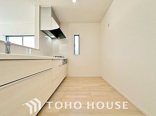 美しく使いやすいキッチン空間。優しい温もりを醸し出すキッチンは料理の為の配慮を随所に注ぎました。