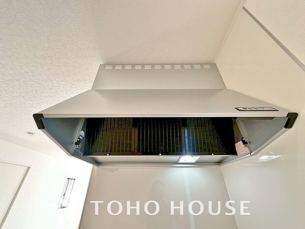調理中の煙や臭いを効率的に排出し、キッチン空間を清潔に保ちます。