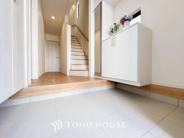 温かみのある色合いでデザインされた玄関は、優しい雰囲気です。帰りたくなる、安息の住まいです。