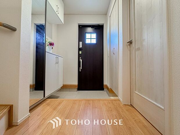 ゲストを招き、家族を迎える玄関は、ディスプレイや照明にこだわってみてはいかがでしょうか。