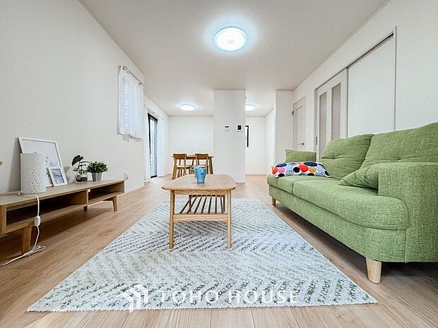 広々としたLDKは、家族が自然に集まりやすく、一緒に過ごす時間を楽しめる工夫が施されています。