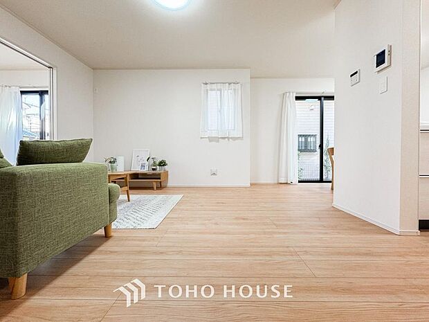 爽やかな通風と採光を存分に感じる事が出来る空間。毎日の暮らしに癒しをもたらす居心地の良いリビング。