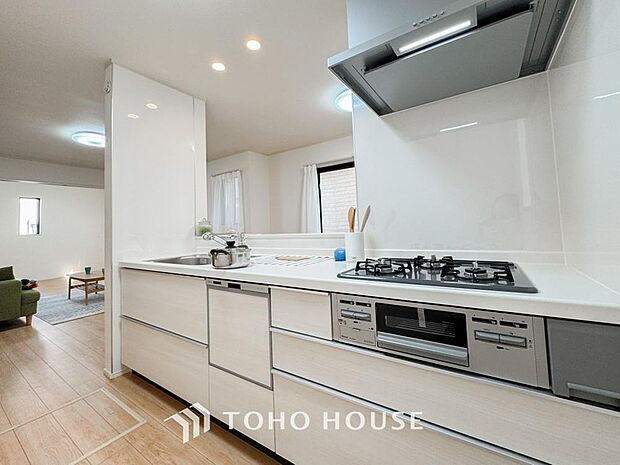 大型の冷蔵庫も配置できる広々としたキッチンスペースでお料理や家事をスムーズに進めることができます。