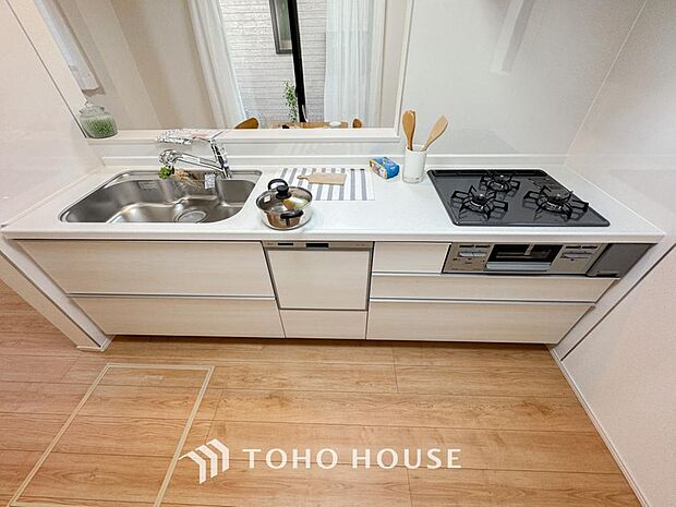 美しく使いやすいキッチン空間。優しい温もりを醸し出すキッチンは料理の為の配慮を随所に注ぎました。