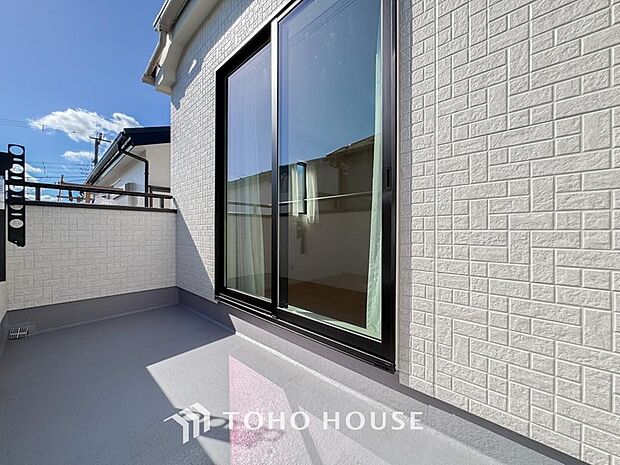 暖かい陽ざしが差込むバルコニー。晴れた日には、洗濯物が良く乾きます。風通しも良好です。