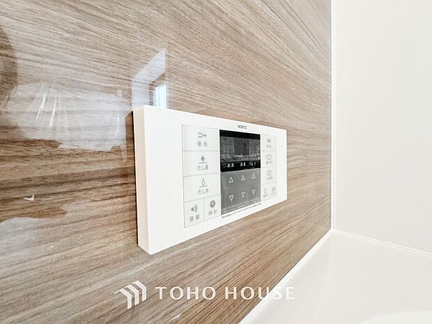 スイッチひとつで湯を浴槽に張ったり、保温や追い焚き機能を自動で行える便利なオートバスシステムを搭載。