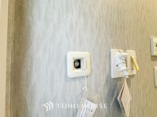 冬場にはジワジワと温もりが広がるガスストーブやガスファンヒーターをご利用頂ける様に、リビングにはガスコンセントを標準で設置されております。鍋用のコンロに繋げる使い方も、冬場は重宝します。