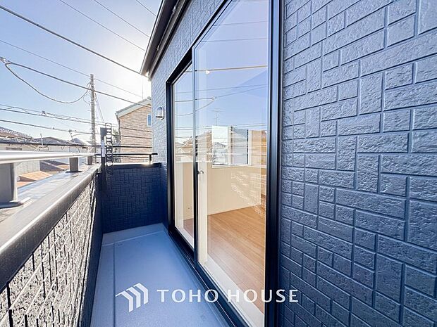 頬をなでる優しい風を感じることが出来るバルコニー。つい深呼吸をしたくなる気持ちの良い眺望です。