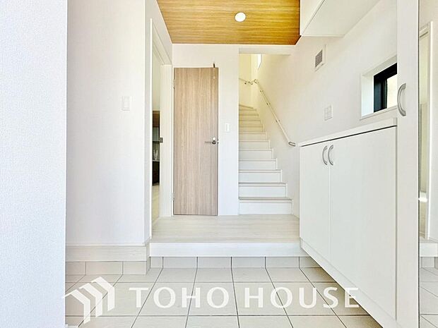 玄関そばの廊下収納。日用品のストックや防災グッズを置いたりと、何かと便利に使えます。