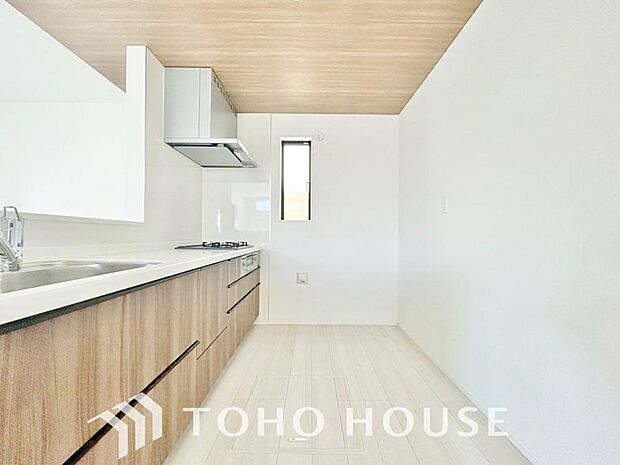 夫婦そろってキッチンに立っても調理がしやすく余裕の広さ。家事をしながら会話も弾みます。