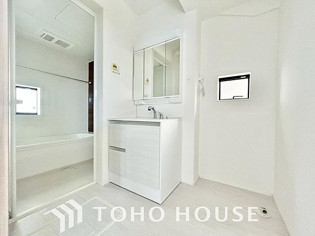 身だしなみのチェックがしやすい大きな鏡、下には収納がたっぷり。スッキリとした空間を演出いたします。