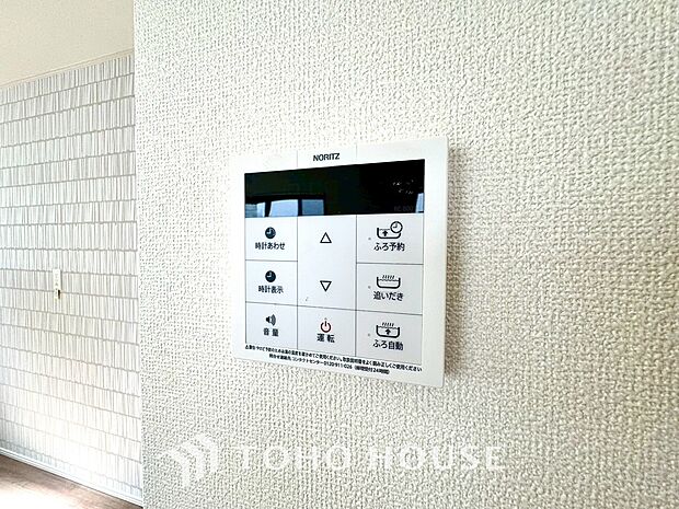 お風呂場と台所に操作リモコンがあり、キッチン近くにある給湯リモコンは、お料理の最中でもリビングで寛いでいるなかでもボタン一つで簡単に沸かせて便利ですね。