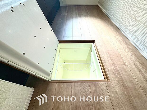 キッチン下部に設けた床下収納は、缶詰のストックや非常食、梅酒や味噌などの保存食入れとしての他、卓上プレートや季節家電などの物を仕舞うことが出来る便利な収納。