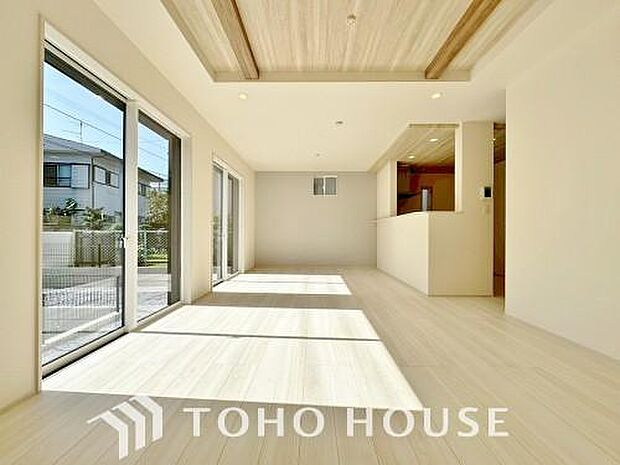 爽やかな通風と採光を存分に感じる事が出来る空間。毎日の暮らしに癒しをもたらす居心地の良いリビング。