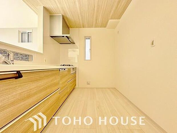 大型の冷蔵庫やレンジボードもしっかり置ける広々としたキッチンスペース。