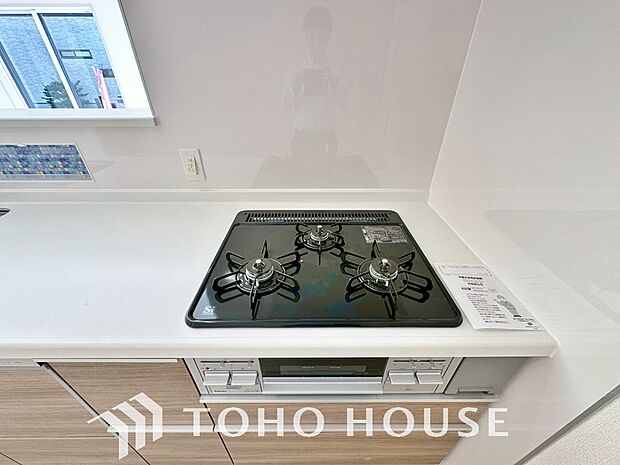 3口コンロは一度に複数のお料理を作ることができるメリットがあります。毎日のキッチンタイムを効率よく。