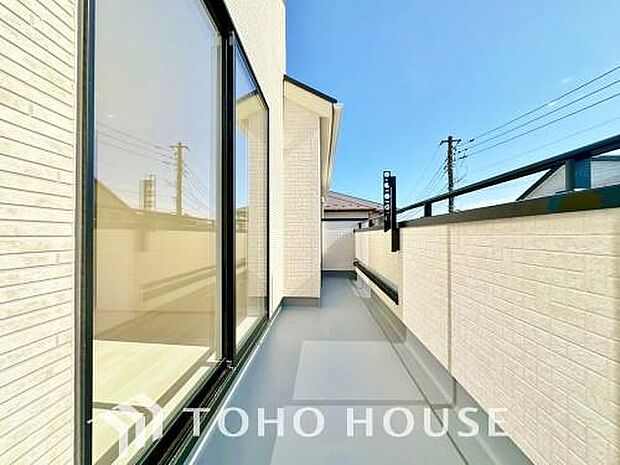 暖かい陽ざしが差込むバルコニー。晴れた日には、洗濯物が良く乾きます。風通しも良好です。