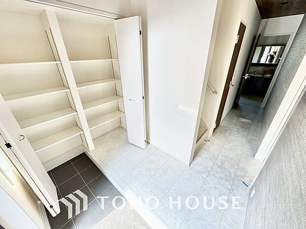 ゲストを招き、家族を迎える玄関は、ディスプレイや照明にこだわってみてはいかがでしょうか。