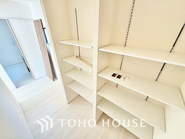 奥行きあるクローゼットを採用。衣装ケースや、掃除機といった物を収納できるような造りになっております。