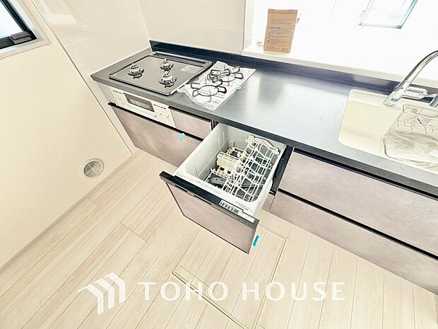 ビルトイン食器洗浄乾燥機付きのシステムキッチン。毎日の家事負担を軽減する嬉しい設備です。